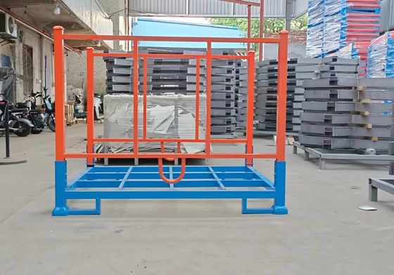 Depoda yer tasarrufu yapan ağır yüklü katlanabilir palet kafesleri mavi ve turuncu